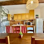 L'uzetienne- Large With Pond And Patio! *
