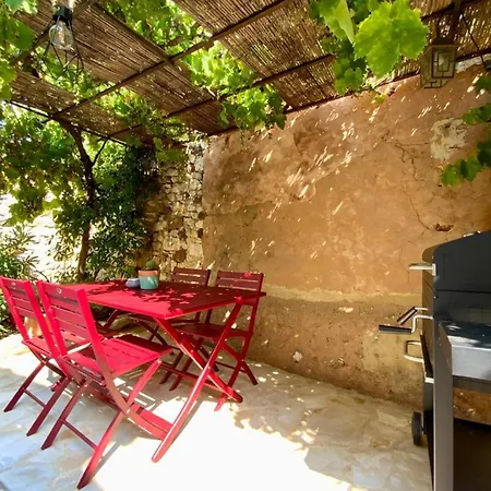 L'uzetienne- Large With Pond And Patio! *
