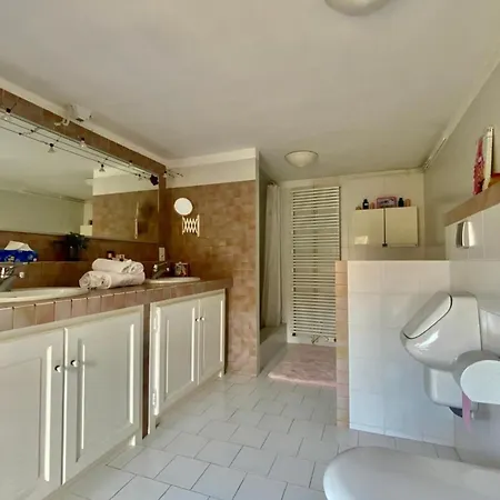 L'uzetienne- Large With Pond And Patio! 別荘 *