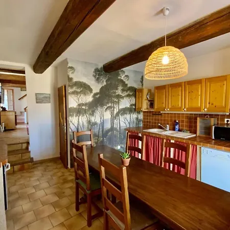 L'uzetienne- Large With Pond And Patio!