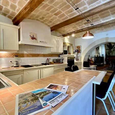 L'uzetienne- Large With Pond And Patio!