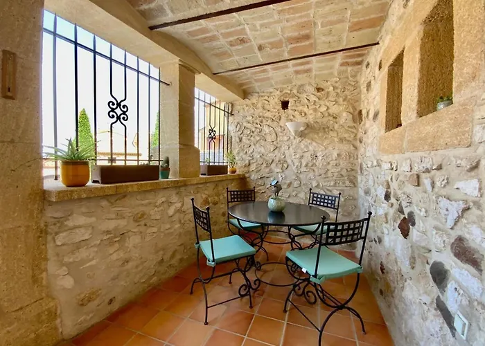 L'uzetienne- Large With Pond And Patio! *