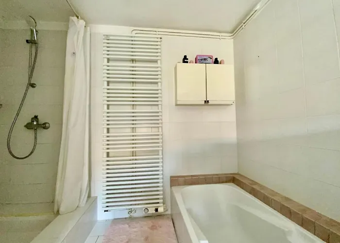 L'uzetienne- Large With Pond And Patio! بيت للعطل