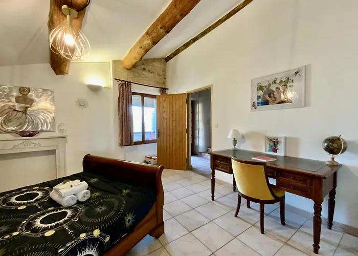 L'uzetienne- Large With Pond And Patio! Pouzilhac