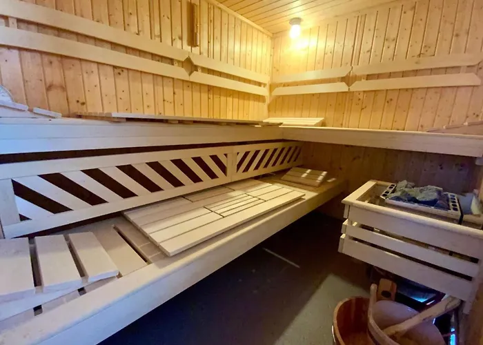 L'uzetienne- Large With Pond And Patio!