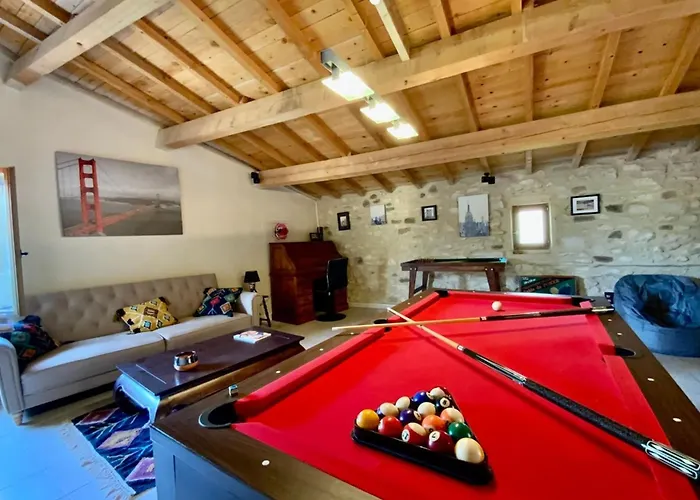 L'uzetienne- Large With Pond And Patio! Pouzilhac
