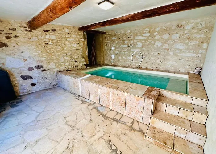 L'uzetienne- Large With Pond And Patio! *