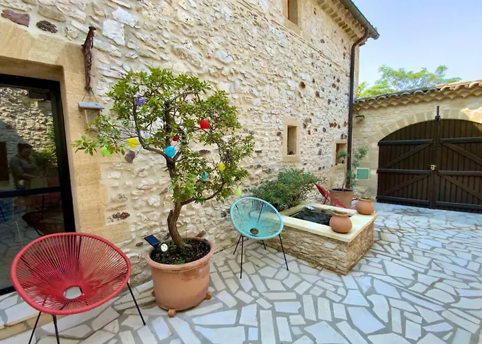 L'uzetienne- Large With Pond And Patio! Pouzilhac