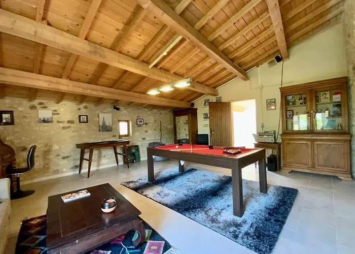 L'uzetienne- Large With Pond And Patio! * Pouzilhac