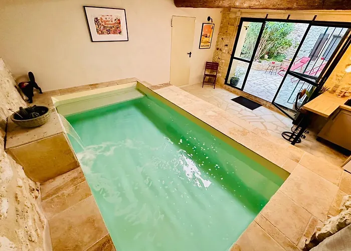 L'uzetienne- Large With Pond And Patio! Pouzilhac